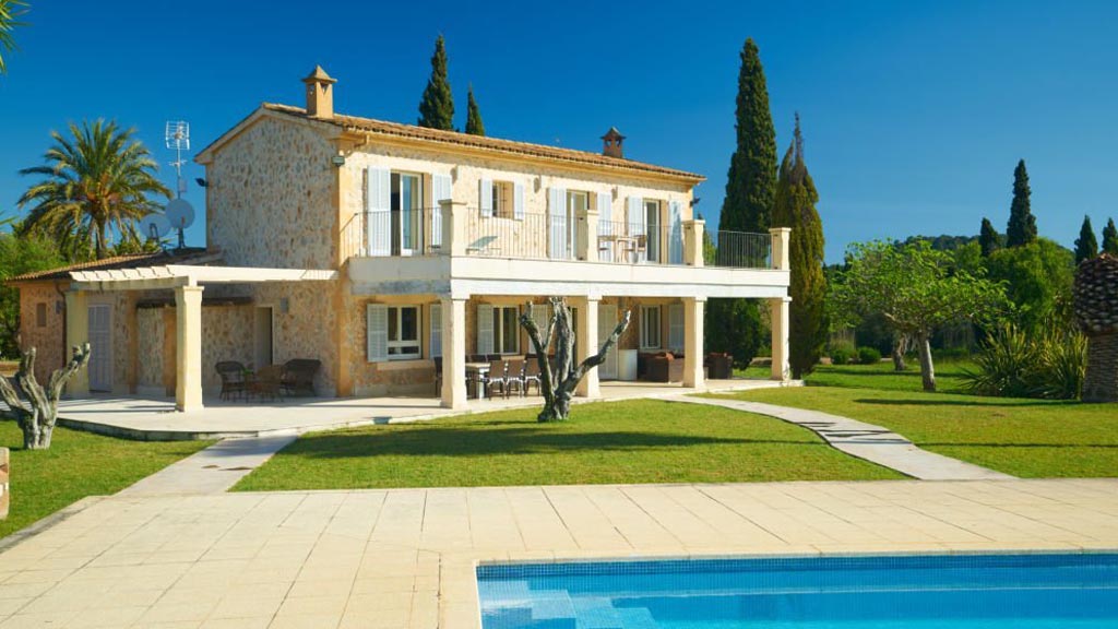 Yeşillikler içinde havuzlu villa