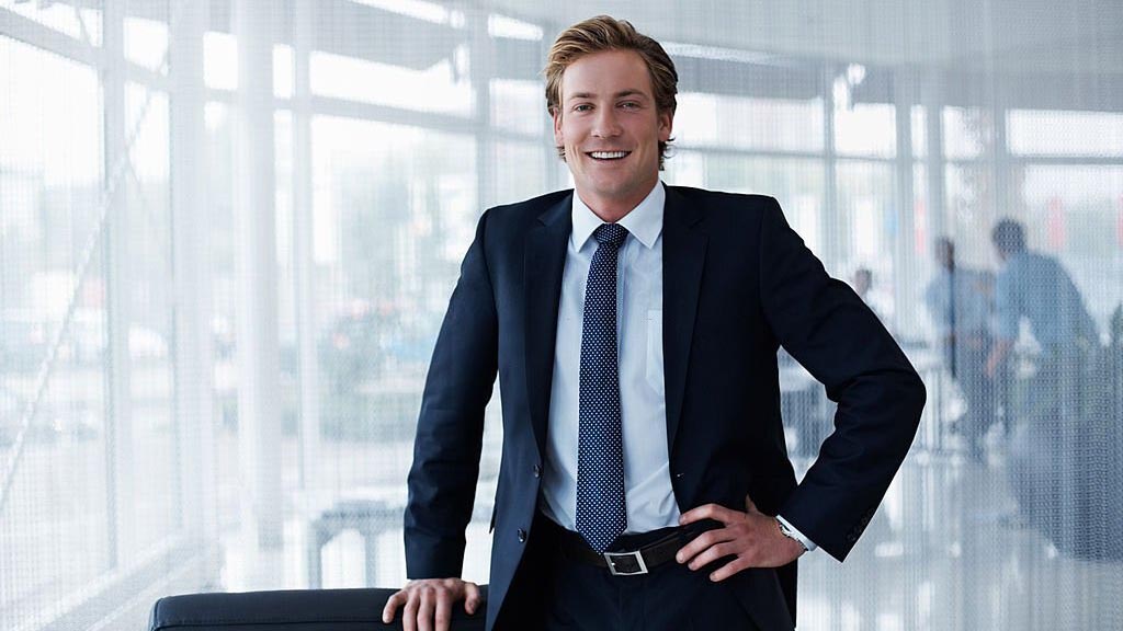 Gayrimenkul danışmanlığı işinde mutlu erkek emlak danışmanı ofiste